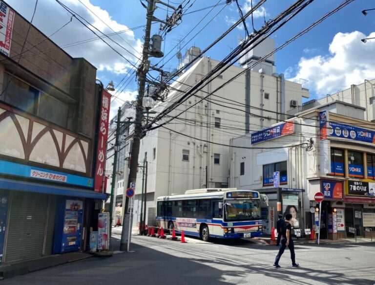綱島駅東口バスターミナルと臨港バス「鶴03」系統【スイッチバック式】 cari angin tokyo