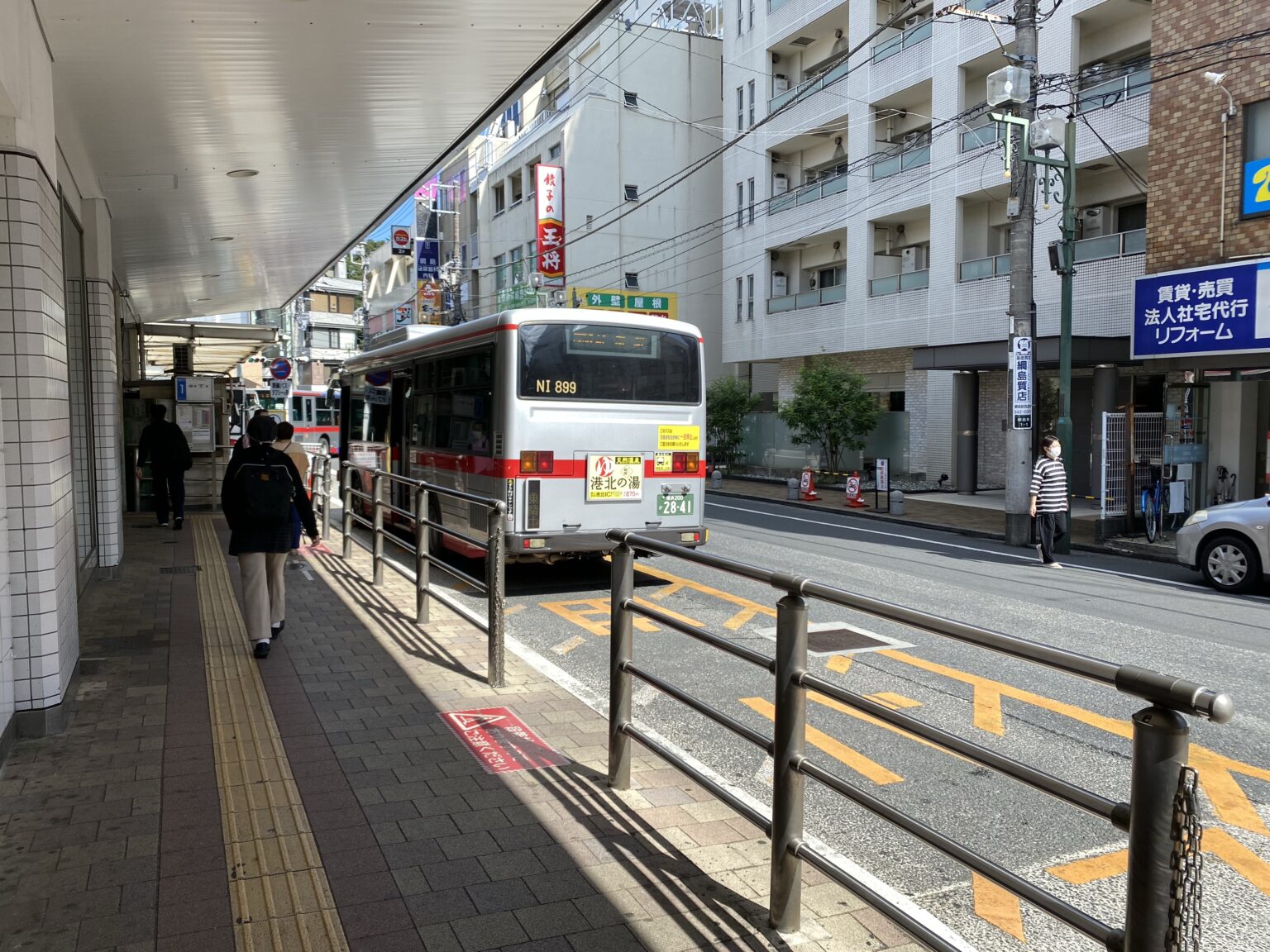 綱島駅東口バスターミナルと臨港バス「鶴03」系統【スイッチバック式】 cari angin tokyo